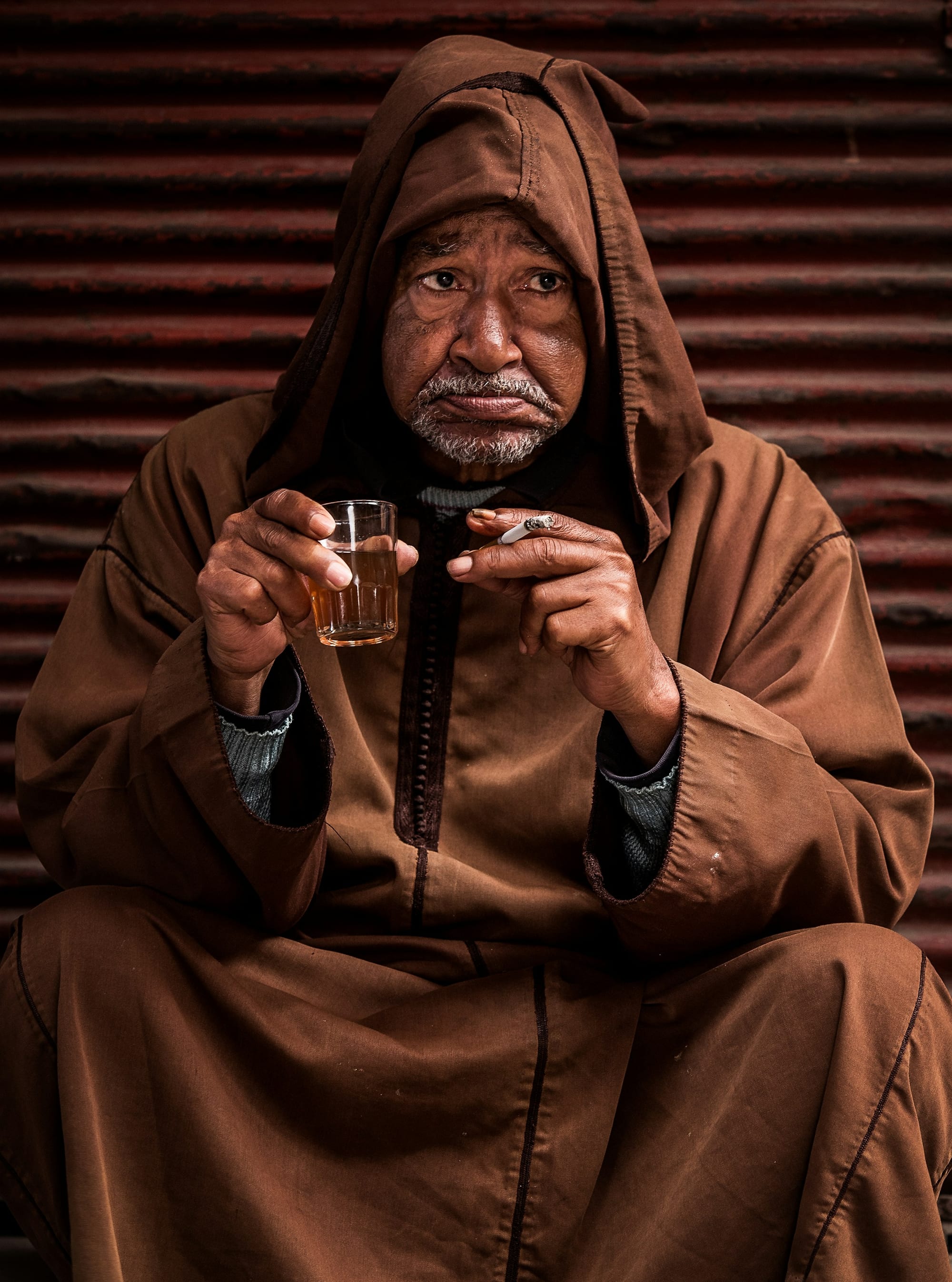 Homme en djellaba, portrait d'hospitalité marocaine