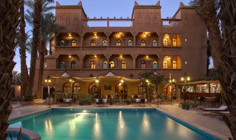 Kasbah traditionnelle, patio et palmier