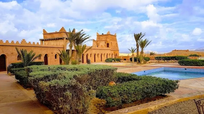 Piscine d'un hôtel au cœur du désert marocain
